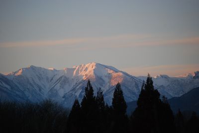 夕日に映える山