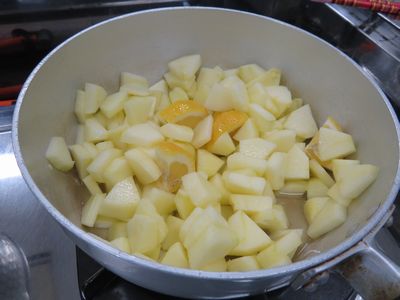 りんごを煮る