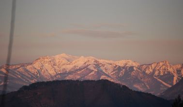 夕日に映える山